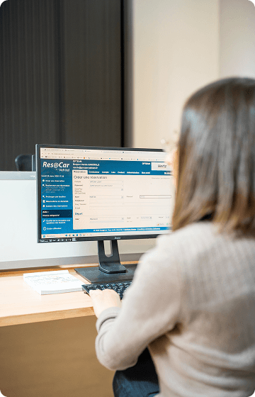Gestionnaire OPTEAM+ LOC analysant les besoins du client sur la plateforme