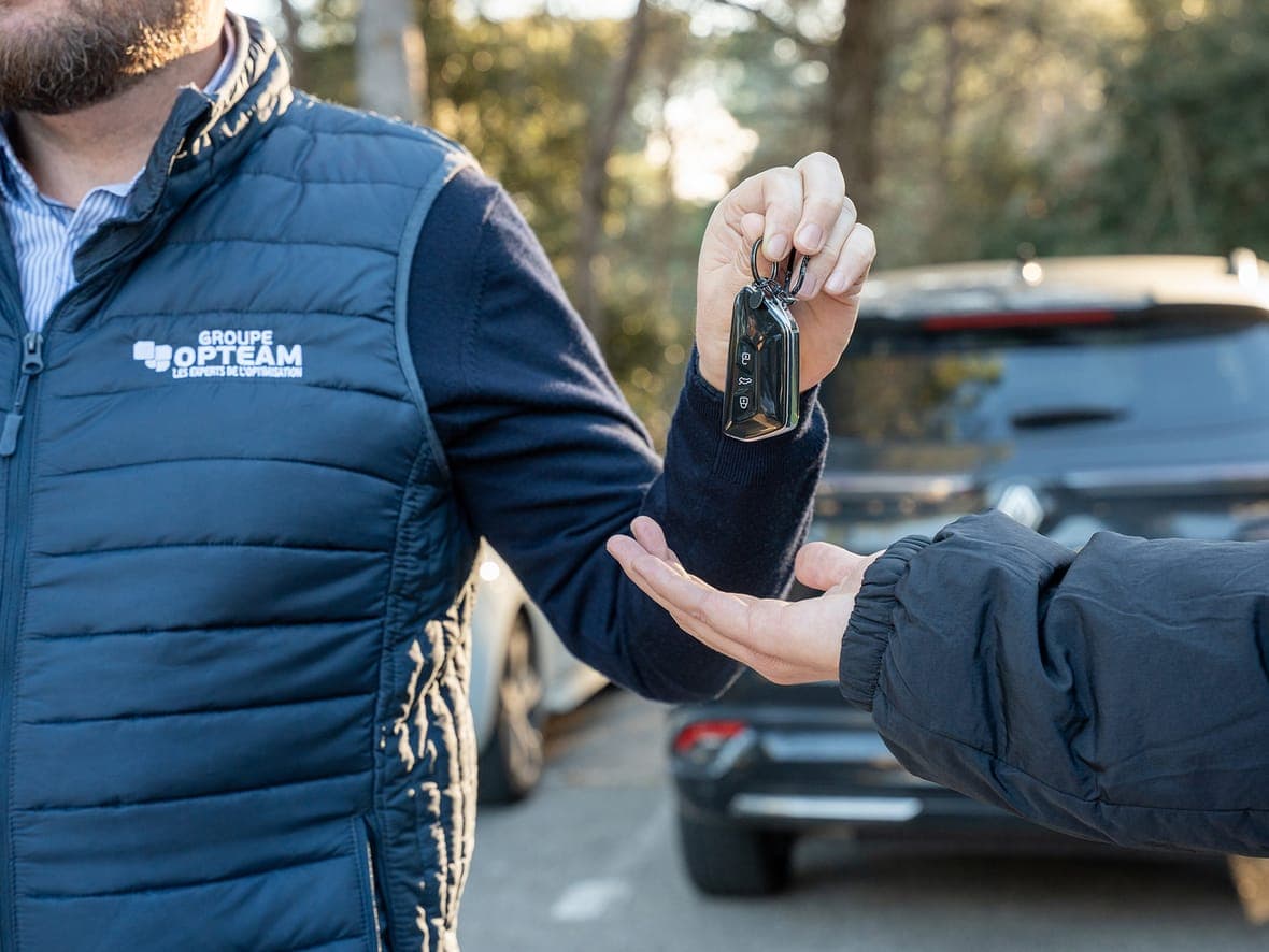 Consultant OPTEAM remettant les clés d'un véhicule
