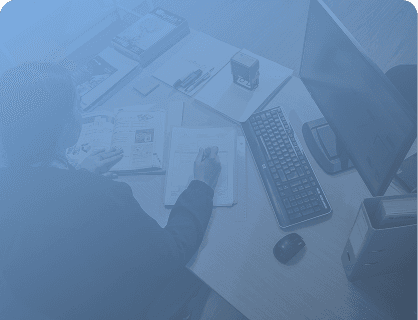 Consultant OPTEAM ACHATS auditant les contrats et factures d'achats d'un client