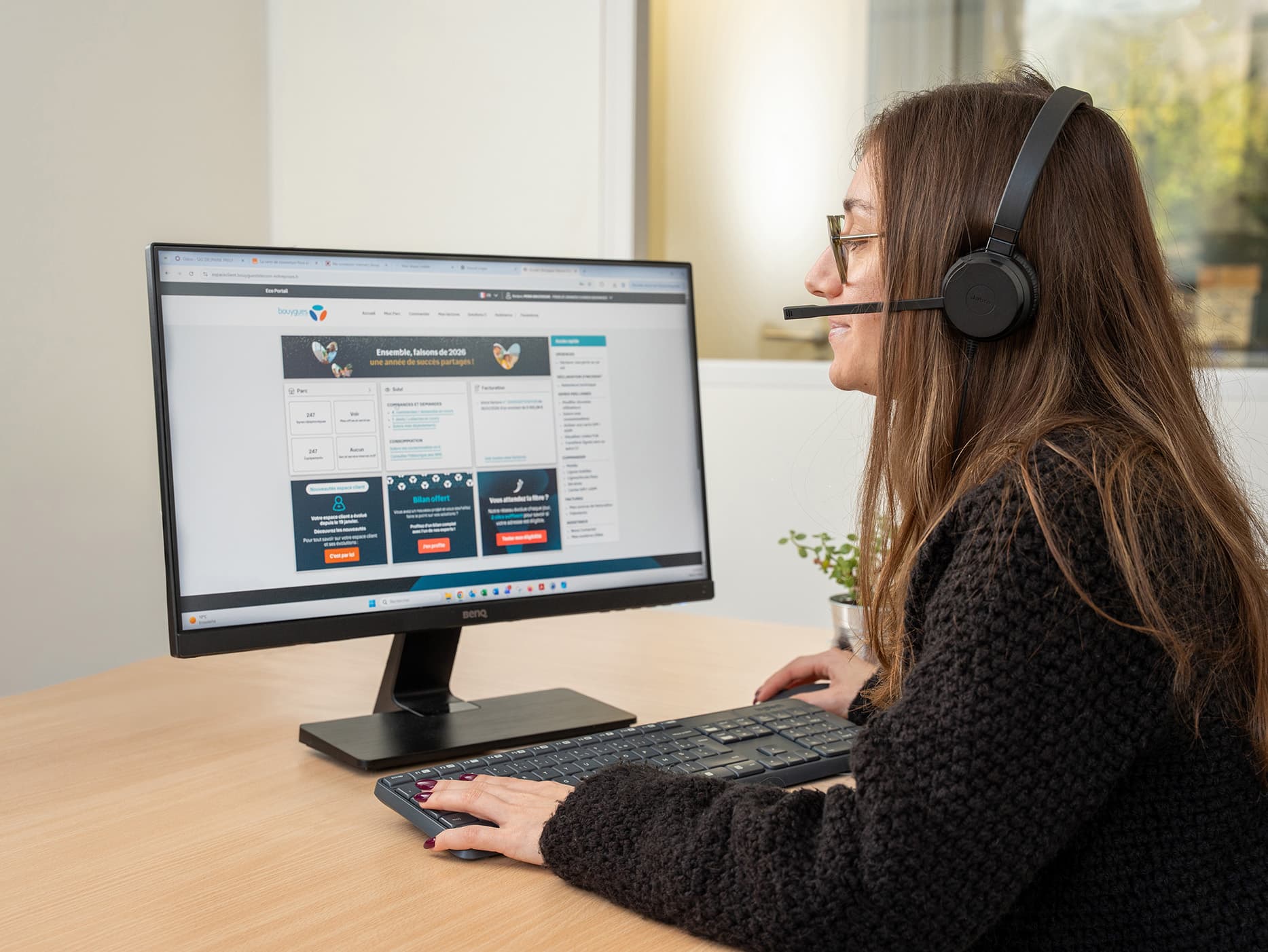 Consultante OPTEAM au téléphone, devant son écran de pilotage achats