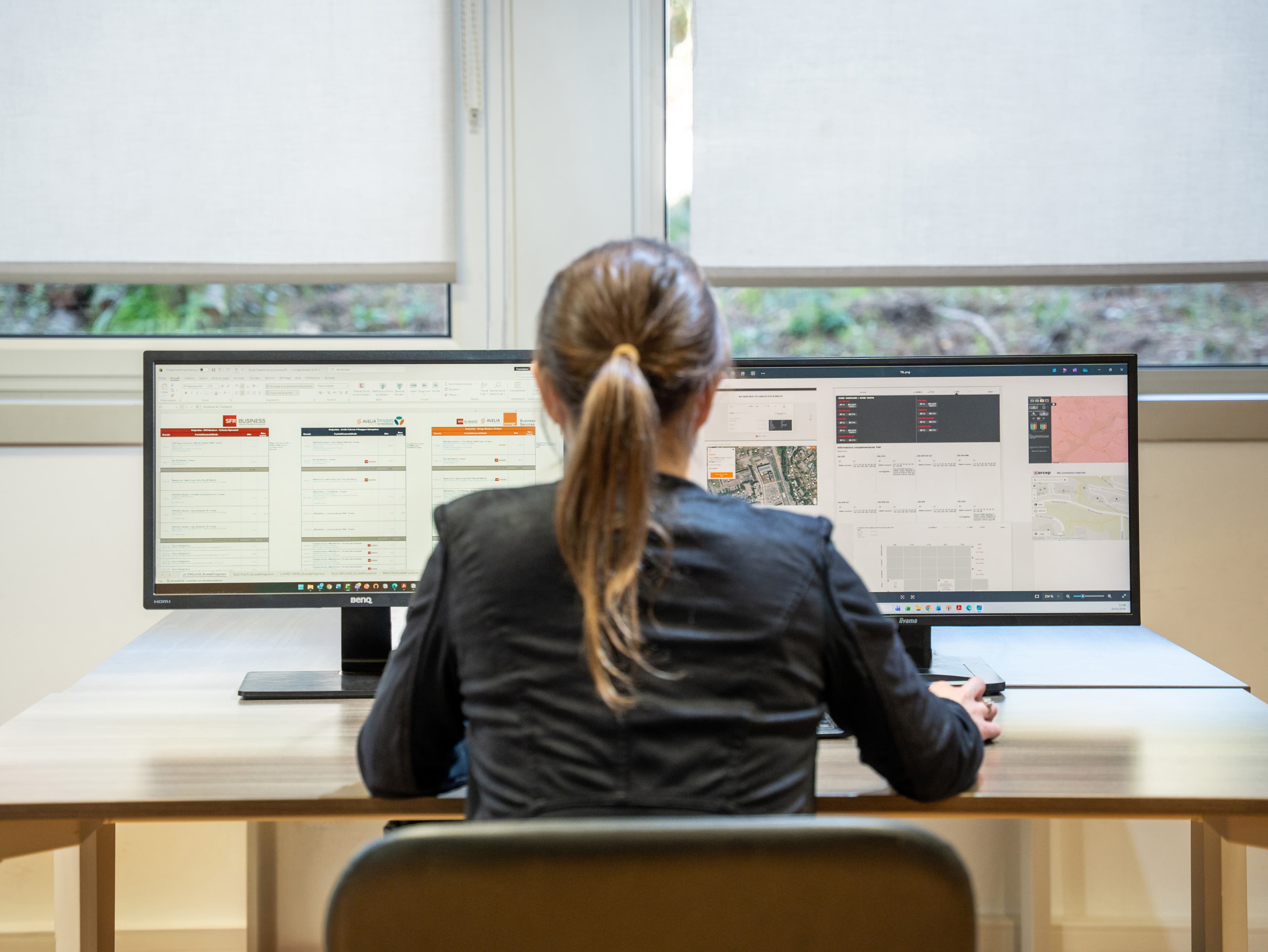Collaboratrice OPTEAM analysant les solutions concrètes des fournisseurs