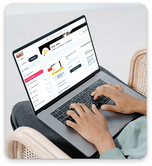 Salarié naviguant sur le catalogue depuis son ordinateur