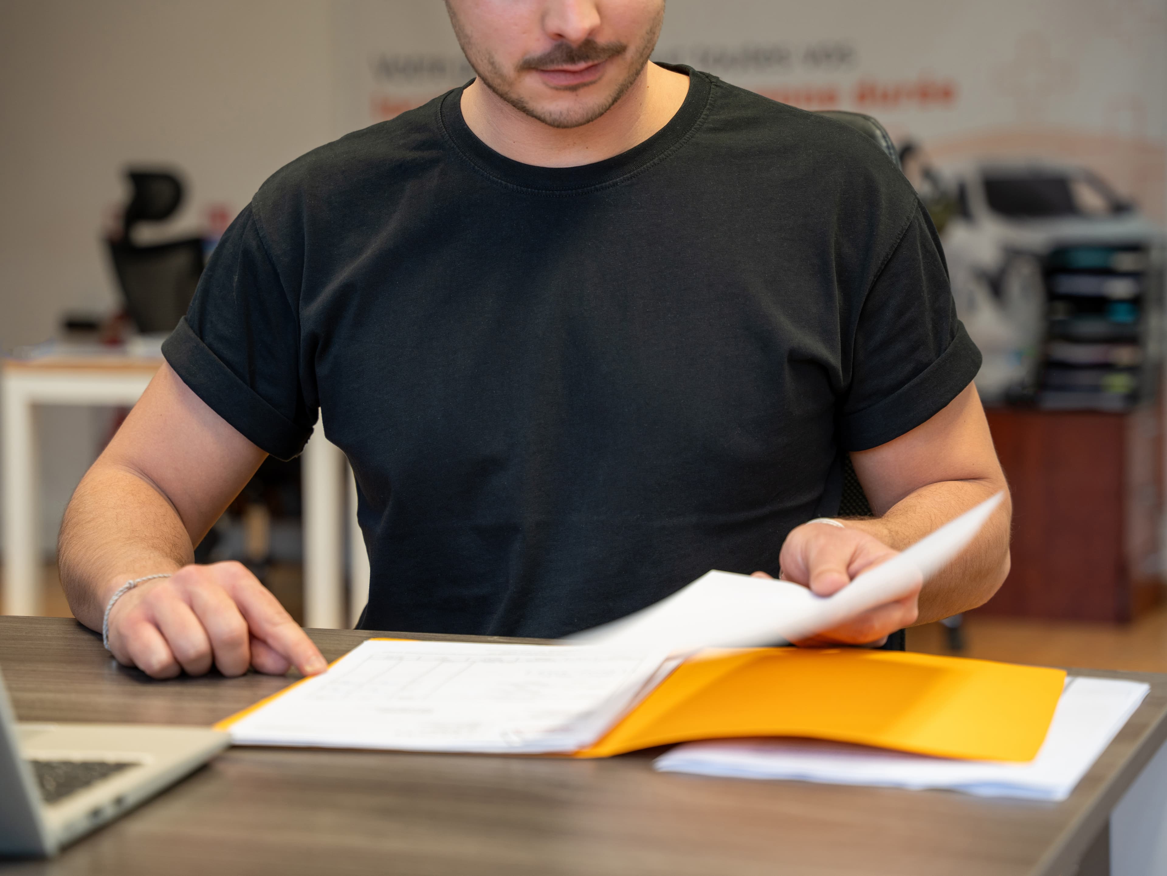 Smartphone en cours de configuration — gestion des abonnements